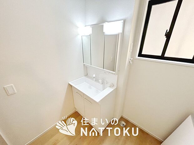 【洗面台・洗面所】鏡の両サイドは、必要なものを取出しやすく、大きな鏡面で朝の準備も快適。
使いやすいリフトアップ機能付きのシングルレバーシャワー水栓付です。
