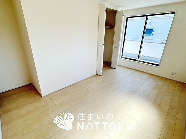 【現地写真（寝室）】木目の美しさを際立たせるシンプルデザインの建具を使用しています。