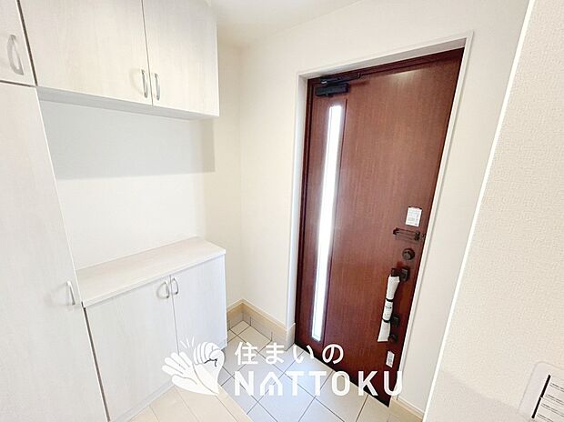 【現地写真（玄関）】玄関には、大型のシューズ収納を設置しています。
