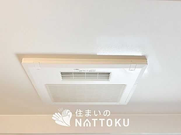 【電気式浴室暖房換気乾燥機】寒い冬場はあたたかく、暑い夏場は扇風機のような心地よさです。
雨の日は、浴室が衣類乾燥スペースになります。