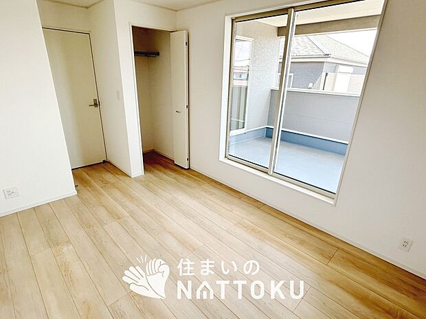 【現地写真(寝室)】木目の美しさを際立たせるシンプルデザインの建具を使用しています。