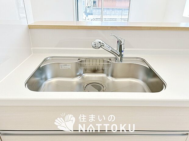 【浄水器内臓ハンドシャワー付シンク】広々とした凸型シンクに洗剤ポケットを標準装備。すっきり収納できます。
また、蛇口の先端に浄水器を内蔵しているため場所をとりません。