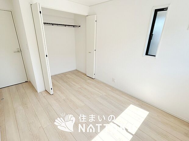 【現地写真（洋室）】木目の美しさを際立たせるシンプルデザインの建具を使用しています。