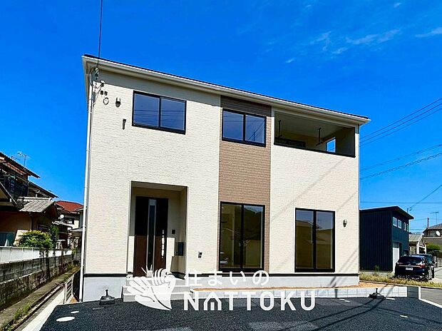 【現地写真（外観）】雨で汚れを落とし、耐久性・耐候性に優れた外壁を使用しています。
