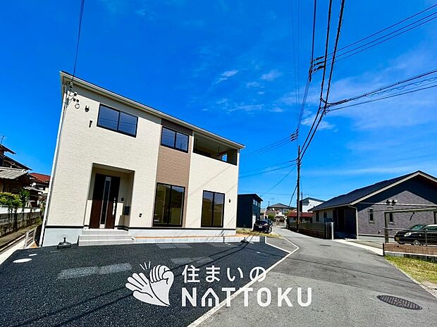 【現地写真（前道含む外観）】健康被害に配慮したもっとも安全性の高い建材を採用し、シックハウス対策をしております。