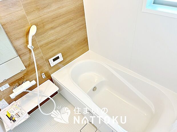 【現地写真(浴室)】浴室暖房乾燥機付き。1坪タイプで広々です。