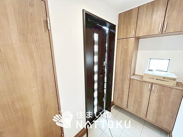 【現地写真(玄関)】玄関には、大型のシューズ収納を設置しています。