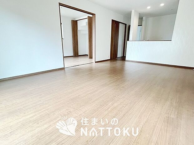 【現地写真(リビング)】フローリング材には、木目、色調など木材特有の風合いがあり、ナチュラルな美しさになっています。