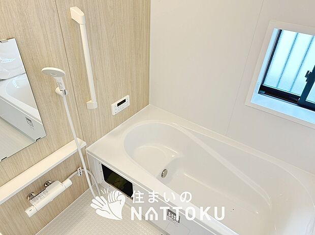 【現地写真(浴室)】浴室暖房乾燥機付き。1坪タイプで広々です。