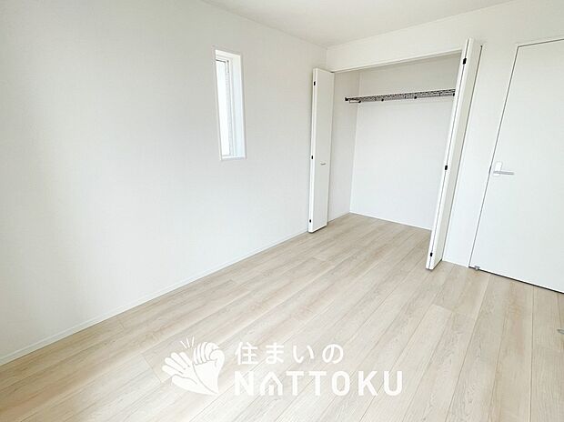 【現地写真（寝室）】木目の美しさを際立たせるシンプルデザインの建具を使用しています。