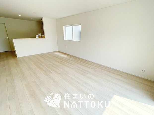 【現地写真（リビング）】フローリング材には、木目、色調など木材特有の風合いがあり、ナチュラルな美しさになっています。