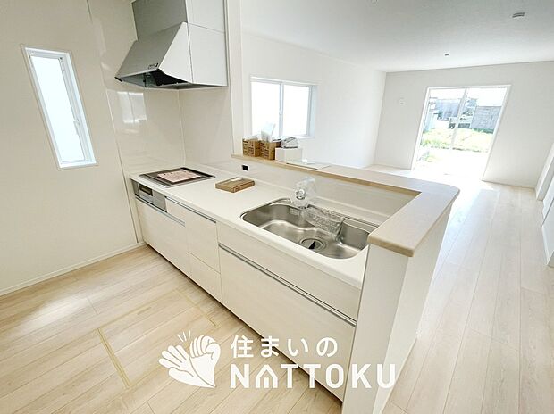 【現地写真（キッチン）】収納たっぷりのシステムキッチン、浄水器付水栓を標準装備しています。