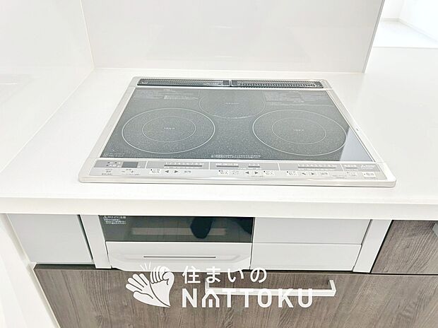 【ビルトインコンロ】フラットな構造で清掃性が高く、過熱防止センサー付3口タイプで日頃の家事も快適です。