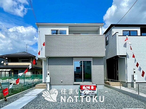 【現地写真(外観)【1号地】】軽くて火災に強い屋根材を採用し、地震時の建物への負担や揺れを軽減しています。