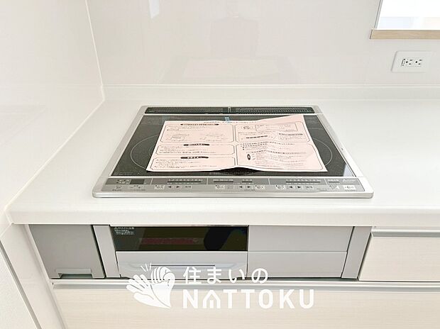 【ビルトインコンロ】フラットな構造で清掃性が高く、過熱防止センサー付３口タイプで日頃の家事も快適です。