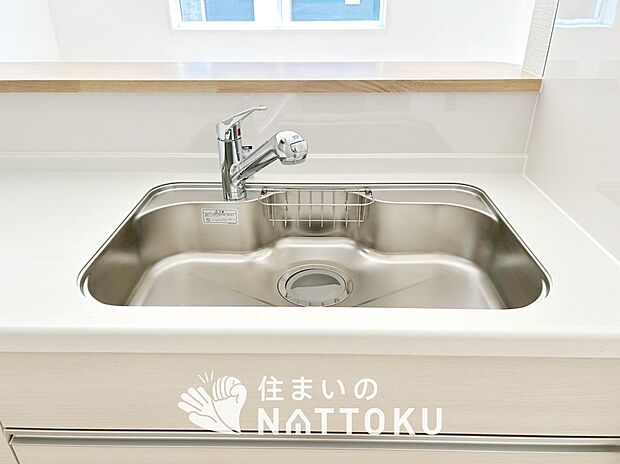 【浄水器内臓ハンドシャワー付シンク】広々とした凸型シンクに洗剤ポケットを標準装備。すっきり収納できます。
また、蛇口の先端に浄水器を内蔵しているため場所をとりません。
