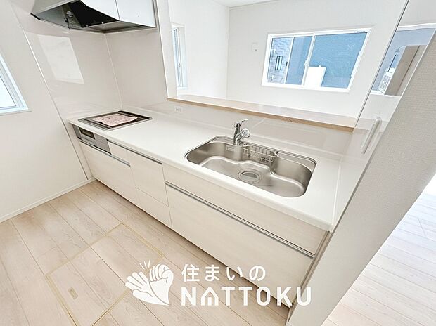【現地写真（キッチン）】収納たっぷりのシステムキッチン、浄水器付水栓を標準装備しています。