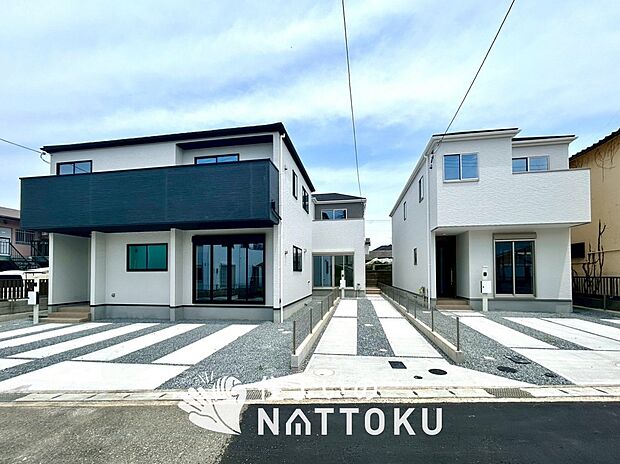 【現地写真(街並み)】雨で汚れを落とし、耐久性・耐候性に優れた外壁を使用しています。