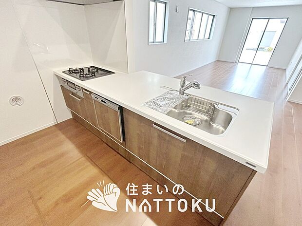 【現地写真(キッチン)】収納たっぷりのシステムキッチン、浄水器付水栓を標準装備しています。