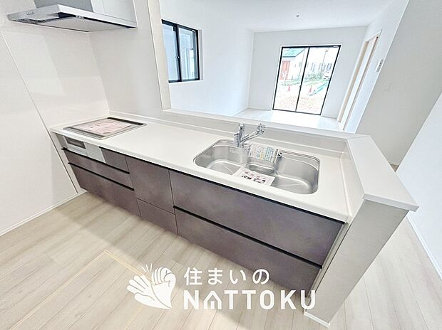 【現地写真（キッチン）】収納たっぷりのシステムキッチン、浄水器付水栓を標準装備しています。