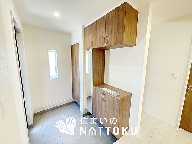 【現地写真(玄関)】玄関には、大型のシューズ収納を設置しています。