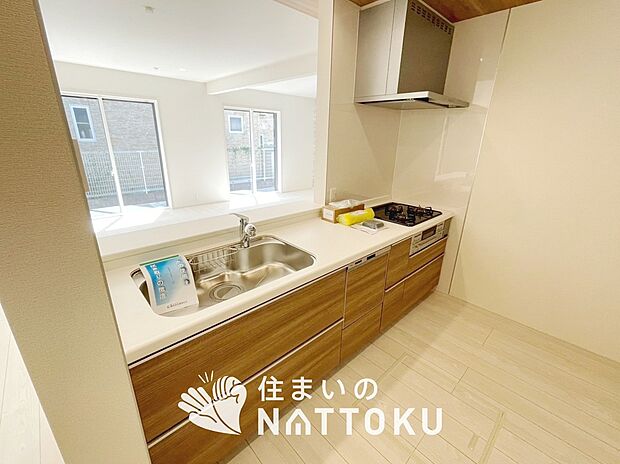 【現地写真(キッチン)】収納たっぷりのシステムキッチン、浄水器付水栓を標準装備しています。