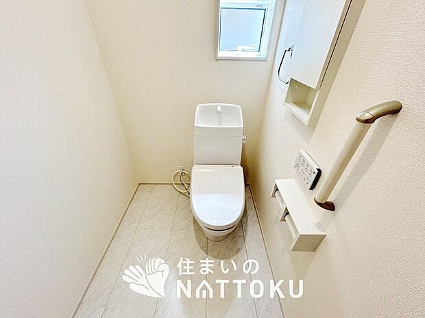 【トイレ】汚れてもサッとひと拭きでお手入れ簡単、エコ仕様の温水洗浄便座付きのトイレです。
バリアフリーにも配慮しています。