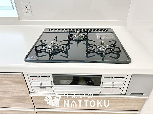【ビルトインコンロ】フラットな構造で清掃性が高く、過熱防止センサー付3口タイプで日頃の家事も快適です。