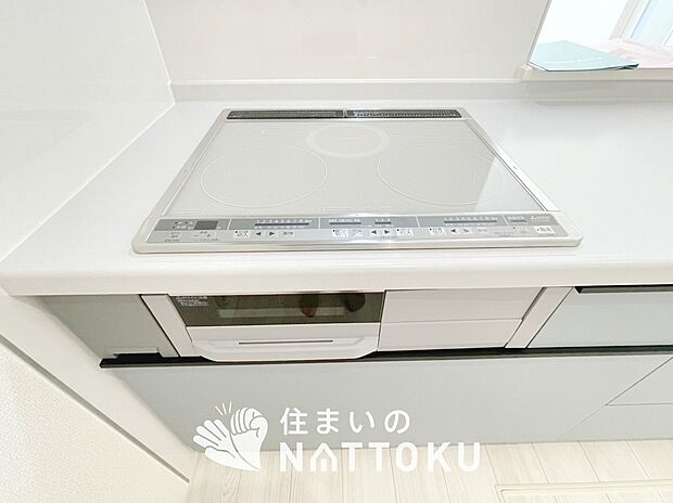 【ビルトインコンロ】フラットな構造で清掃性が高く、過熱防止センサー付３口タイプで日頃の家事も快適です。