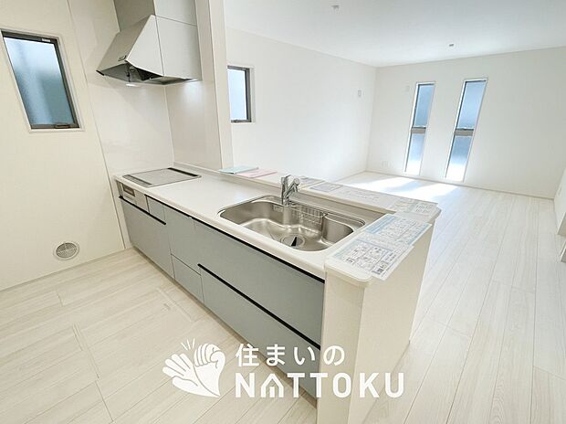 【現地写真（キッチン）】収納たっぷりのシステムキッチン、浄水器付水栓を標準装備しています。