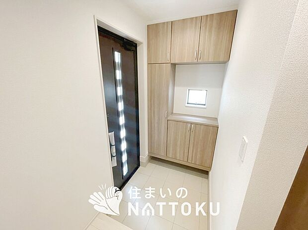 【現地写真(玄関)】玄関には、大型のシューズ収納を設置しています。