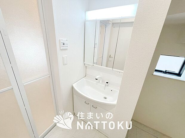 【洗面台・洗面所】鏡の両サイドは、必要なものを取出しやすく、大きな鏡面で朝の準備も快適。
使いやすいリフトアップ機能付きのシングルレバーシャワー水栓付です。