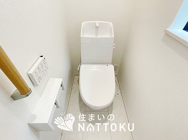 【トイレ】汚れてもサッとひと拭きでお手入れ簡単、エコ仕様の温水洗浄便座付きのトイレです。
バリアフリーにも配慮しています。