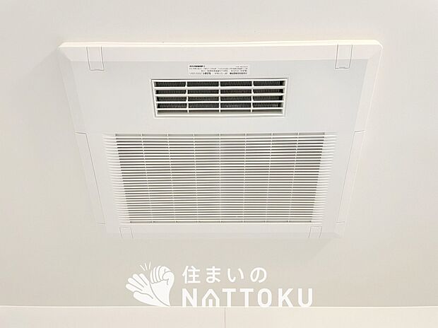 【浴室換気乾燥暖房機】寒い冬場はあたたかく、暑い夏場は扇風機のような心地よさです。
雨の日は、浴室が衣類乾燥スペースになります。