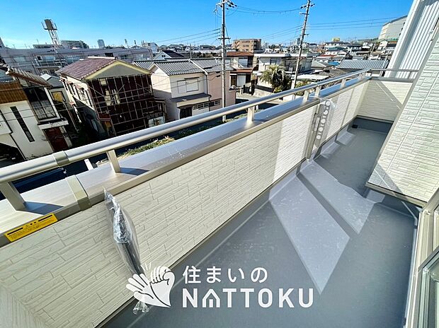 【バルコニー】奥行きが広く、洗濯物をゆったりと干せる十分な広さで、家族の洗濯も捗ります。