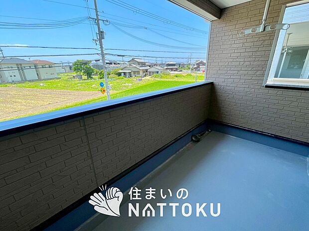 【バルコニー】奥行きが広く、洗濯物をゆったりと干せる十分な広さで、家族の洗濯も捗ります。