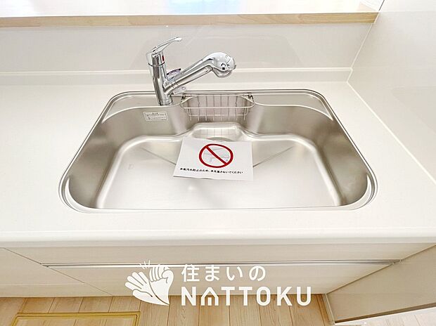 【浄水器内臓ハンドシャワー付シンク】広々とした凸型シンクに洗剤ポケットを標準装備。すっきり収納できます。
また、蛇口の先端に浄水器を内蔵しているため場所をとりません。