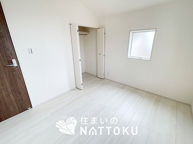 【現地写真（寝室）】木目の美しさを際立たせるシンプルデザインの建具を使用しています。