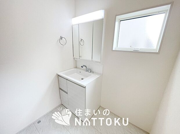 【洗面台・洗面所】鏡の両サイドは、必要なものを取出しやすく、大きな鏡面で朝の準備も快適。
使いやすいリフトアップ機能付きのシングルレバーシャワー水栓付です。
