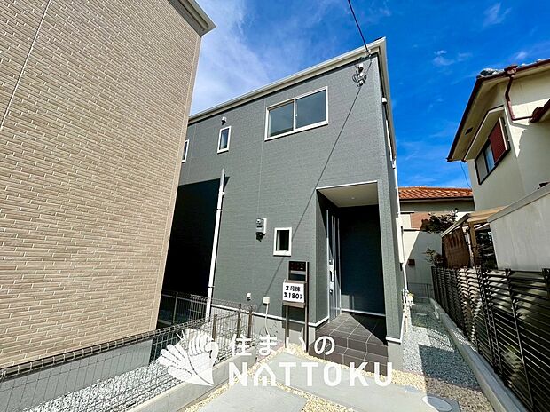 【現地写真（外観）【３号地】】軽くて火災に強い屋根材を採用し、地震時の建物への負担や揺れを軽減しています。