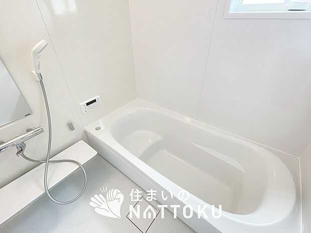 【現地写真（浴室）】浴室暖房乾燥機付き。１坪タイプで広々です。