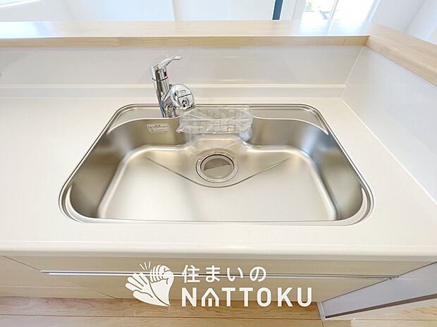 【浄水器内臓ハンドシャワー付シンク】広々とした凸型シンクに洗剤ポケットを標準装備。すっきり収納できます。
また、蛇口の先端に浄水器を内蔵しているため場所をとりません。