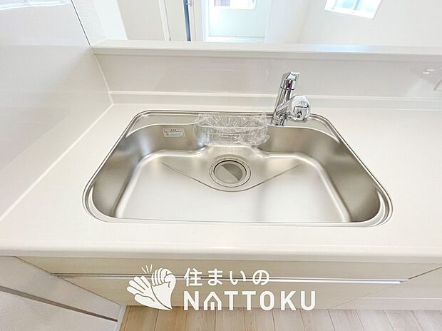 【浄水器内臓ハンドシャワー付シンク】広々とした凸型シンクに洗剤ポケットを標準装備。すっきり収納できます。
また、蛇口の先端に浄水器を内蔵しているため場所をとりません。