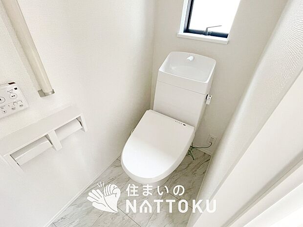 【トイレ】汚れてもサッとひと拭きでお手入れ簡単、エコ仕様の温水洗浄便座付きのトイレです。
バリアフリーにも配慮しています。
