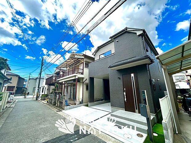 【現地写真（前道含む外観）】軽くて火災に強い屋根材を採用し、地震時の建物への負担や揺れを軽減しています。