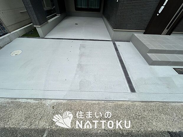 【現地写真（駐車場）】駐車スペースが広く、運転が苦手な方も安心です。