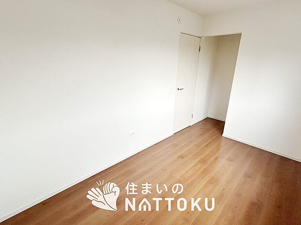 【現地写真（洋室）】木目の美しさを際立たせるシンプルデザインの建具を使用しています。