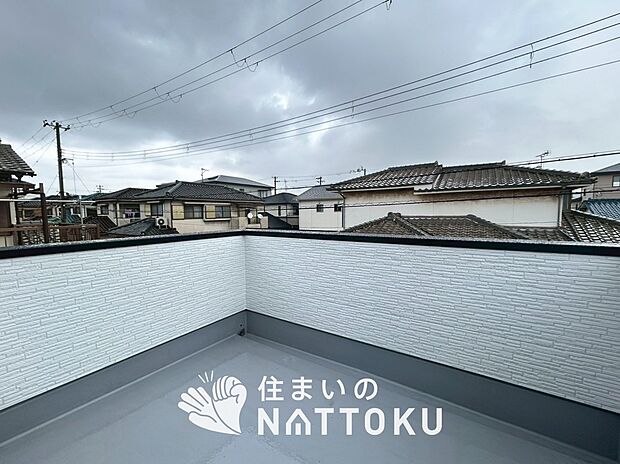 【バルコニー】奥行きが広く、洗濯物をゆったりと干せる十分な広さで、家族の洗濯も捗ります。