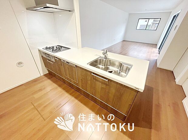 【現地写真（キッチン）】収納たっぷりのシステムキッチン、浄水器付水栓を標準装備しています。