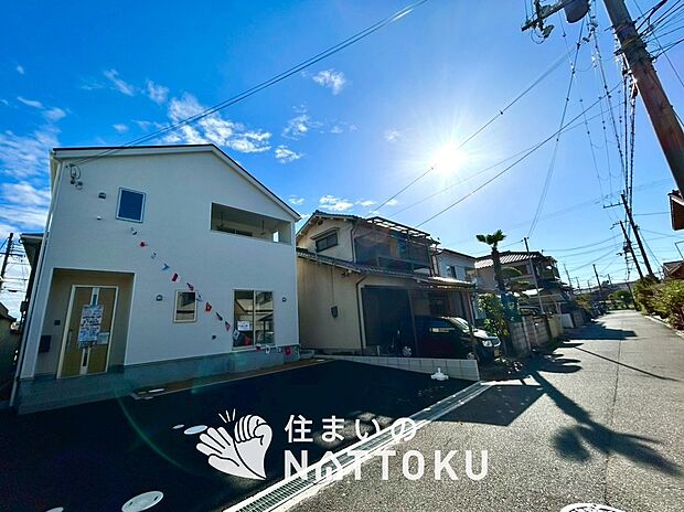 【現地写真（前道含む外観）】軽くて火災に強い屋根材を採用し、地震時の建物への負担や揺れを軽減しています。